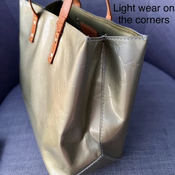 RESERVED LOUIS VUITTON Vernis Reade PM Perle
Monogram Patent Leather Tote - Picture 5 of 9